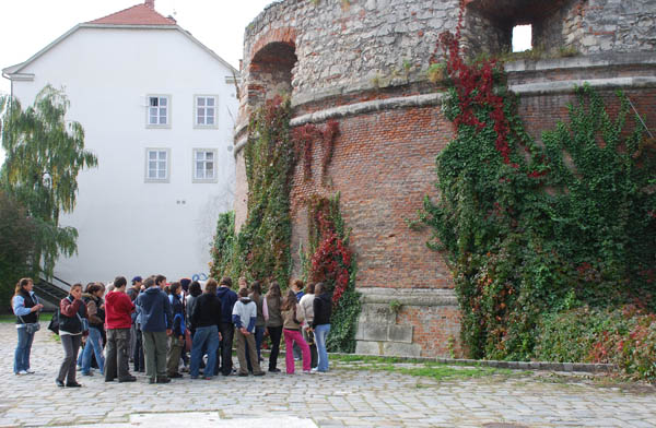 Fremdenführung neben dem Großen Rondell