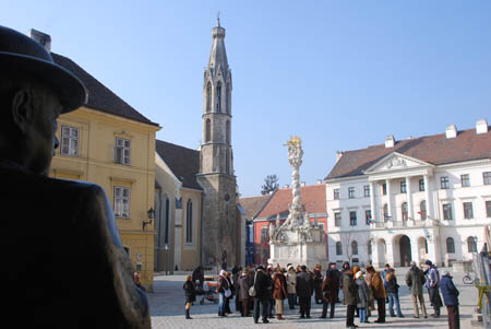 Fremdenführung auf dem Hauptplatz von Sopron